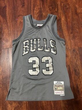 Mitchell & Ness Gray Bulls #33 Hardwood Classics Jersey